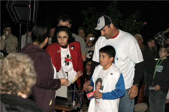 WorldWideCandleLighting2011_1